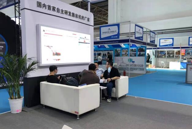 与参会人员进行产品介绍